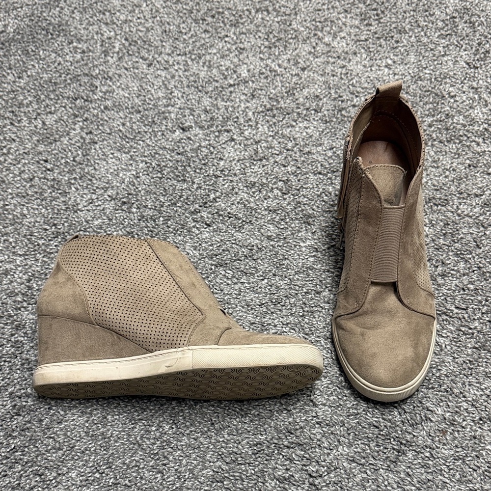 5/$25 A New Day Women's Tan Wedge Sneakers size 8